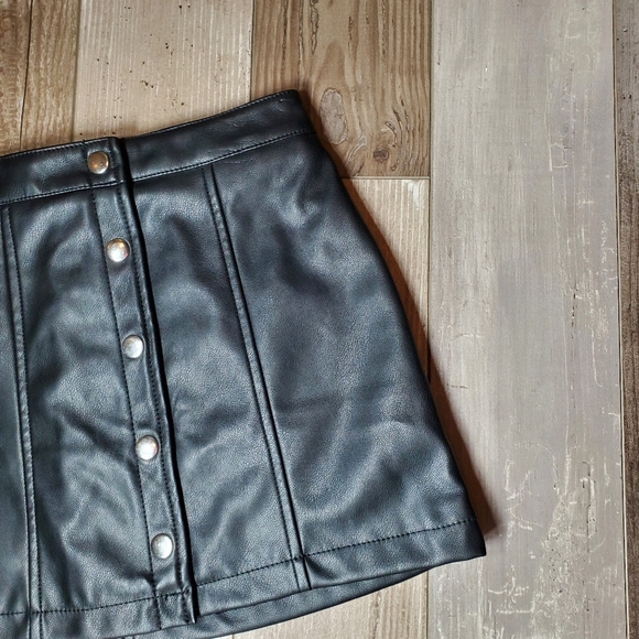 Forever 21 Black Vegan Leather Girls Mini Skirt Size 9/10 NWOT - Picture 11 of 12
